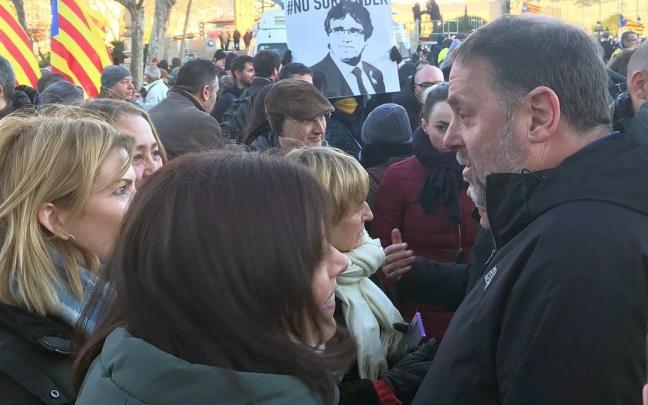 Oriol Junqueras, en la protesta de ayer con una imagen de Carles Puigdemont al fondo. Oriol Junqueras, en la protesta de ayer con una imagen de Carles Puigdemont al fondo.