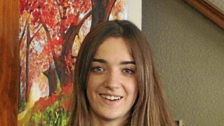 Leyre Alcaide posa con el cuento que cre&oacute;.