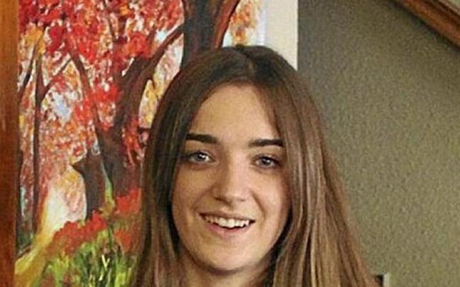Leyre Alcaide posa con el cuento que cre&oacute;.