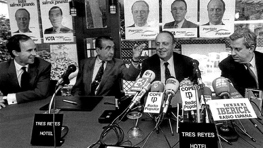 Fraga, en Pamplona.. Javier Pomés, Jesús Aizpún, Manuel Fraga y Jaime Ignacio del Burgo, en un acto de la campaña para las elecciones europeas del 15 de junio de 1989. Fraga era entonces el presidente del PP y eurodiputado.