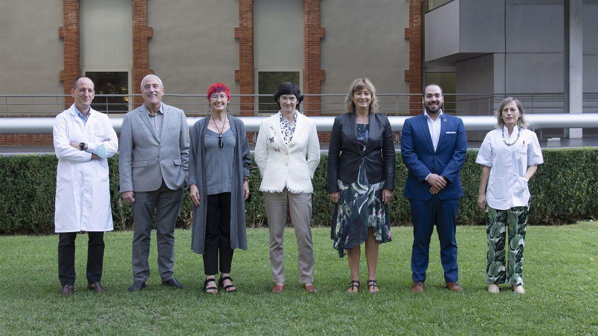 De izda a dcha: Iñigo Lasa, director de Navarrabiomed; Carlos Artundo, director general de Salud; Santos Induráin, consejera de Salud; Isabel de la Mata, asesora principal de Salud y Gestión de Crisis de la Dirección General de