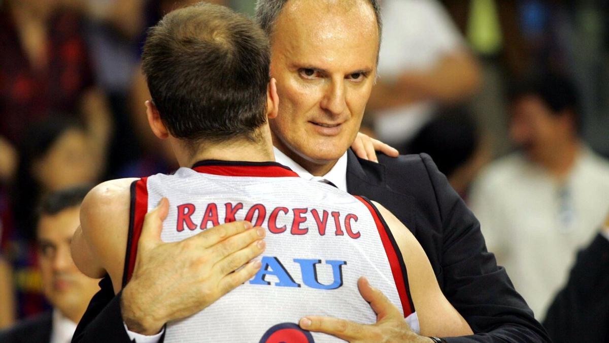 Igor Rakocevic abraza a Dusko Ivanovic, durante su etapa en el Baskonia en la temporada 2008-09