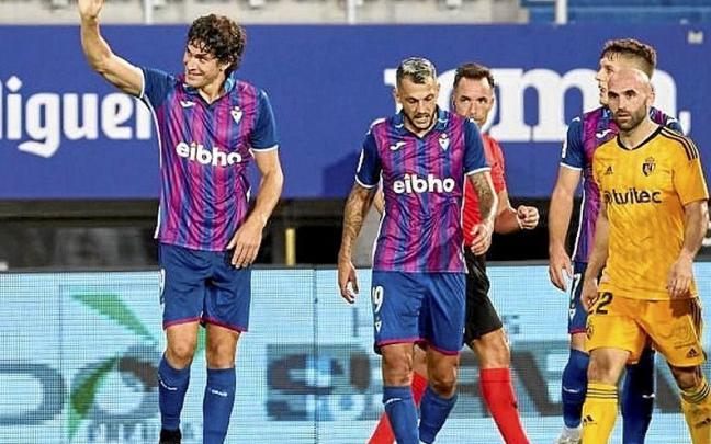 Blanco Leschuk saluda a la grada, en compañía de sus compañeros, tras marcar ayer. | FOTO: LALIGA Blanco Leschuk saluda a la grada, en compañía de sus compañeros, tras marcar ayer. | FOTO: LALIGA