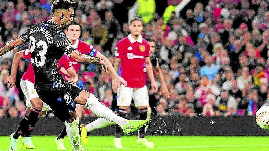 UN GOL HISTÓRICO. El zurdazo de Brais Méndez ejecutando un penalti y superando la estirada de David de Gea forma ya parte del libro de oro realista, tras la victoria en Mánchester. | FOTO: E. PRESS