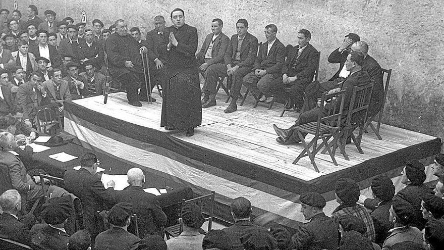 ‘Aitzol’ y bertsolaris en Tolosa el 29 de enero de 1936, nueve meses antes de que las tropas franquistas le fusilaran en Hernani. | FOTO: SABINO ARANA FUNDAZIOA