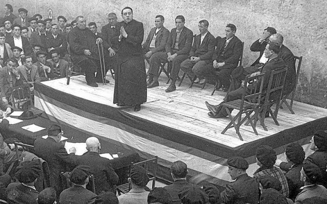 &lsquo;Aitzol&rsquo; y bertsolaris en Tolosa el 29 de enero de 1936, nueve meses antes de que las tropas franquistas le fusilaran en Hernani. | FOTO: SABINO ARANA FUNDAZIOA