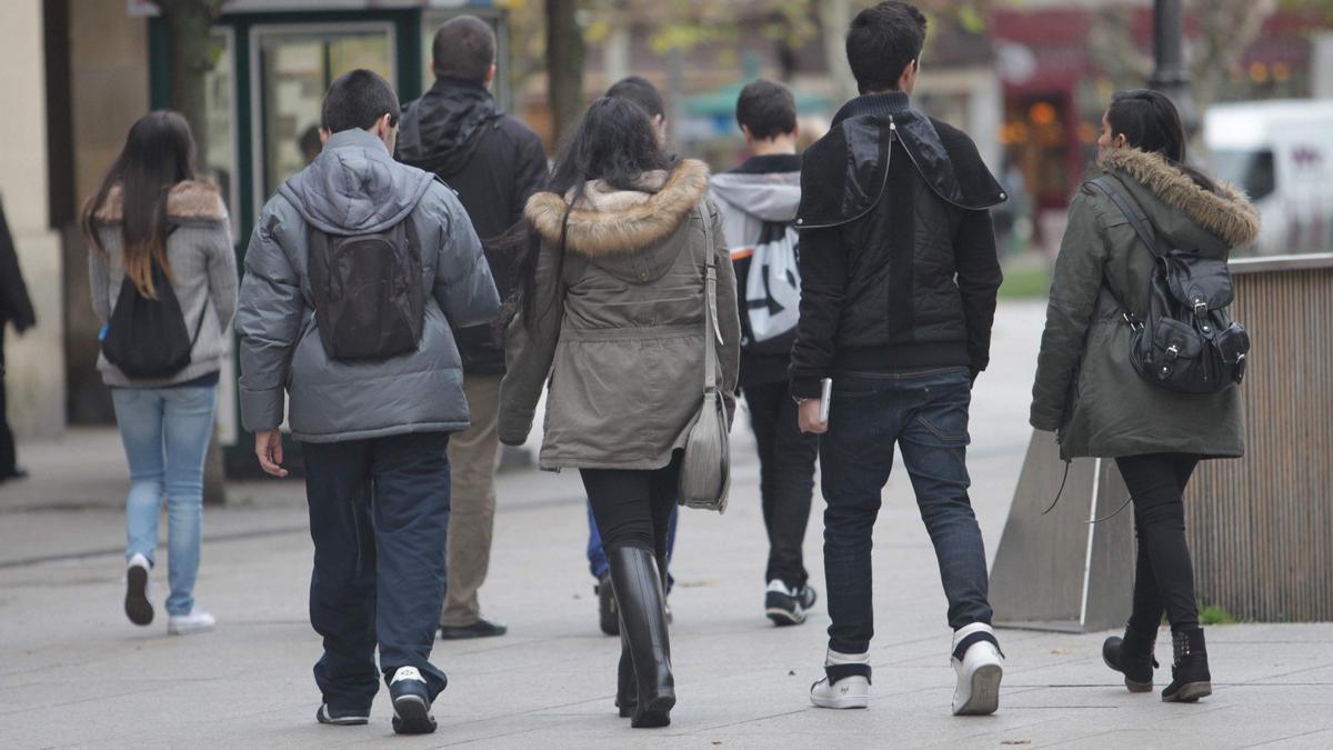 Adolescentes paseando por Pamplona.