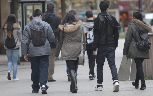 Adolescentes paseando por Pamplona. Adolescentes paseando por Pamplona.