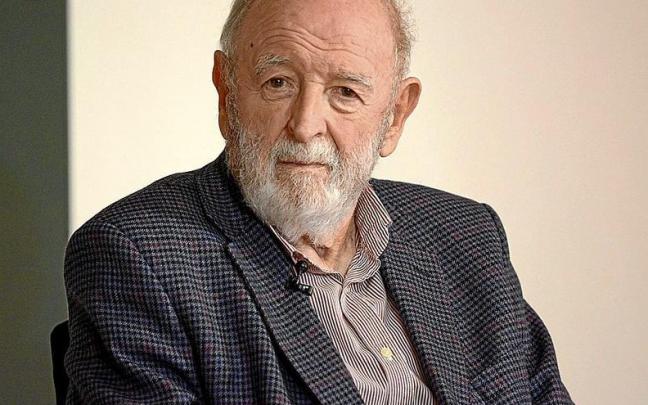 Carcedo ha sido informador local, corresponsal en el extranjero y de guerra, y también director de RTVE y RNE.