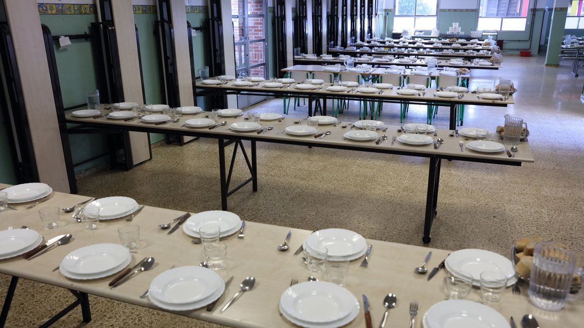 Vista de un comedor escolar preparado para ofrecer el servicio diario.