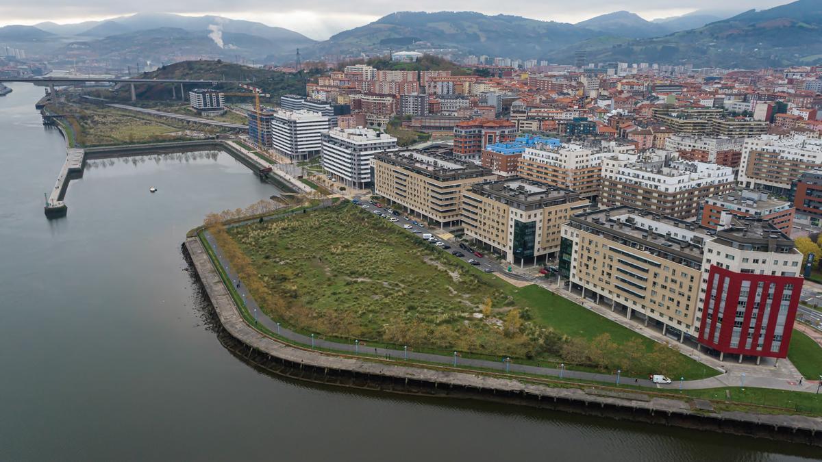 Vista aerea de los muelles a regenerar entre la Darsena de Portu y la desembocadura del río Galindo