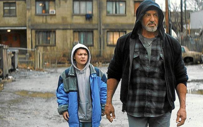 Stallone junto al joven actor a Javon &ldquo;Wanna&rdquo; Walton en una escena de &ldquo;Samaritan&rdquo;.