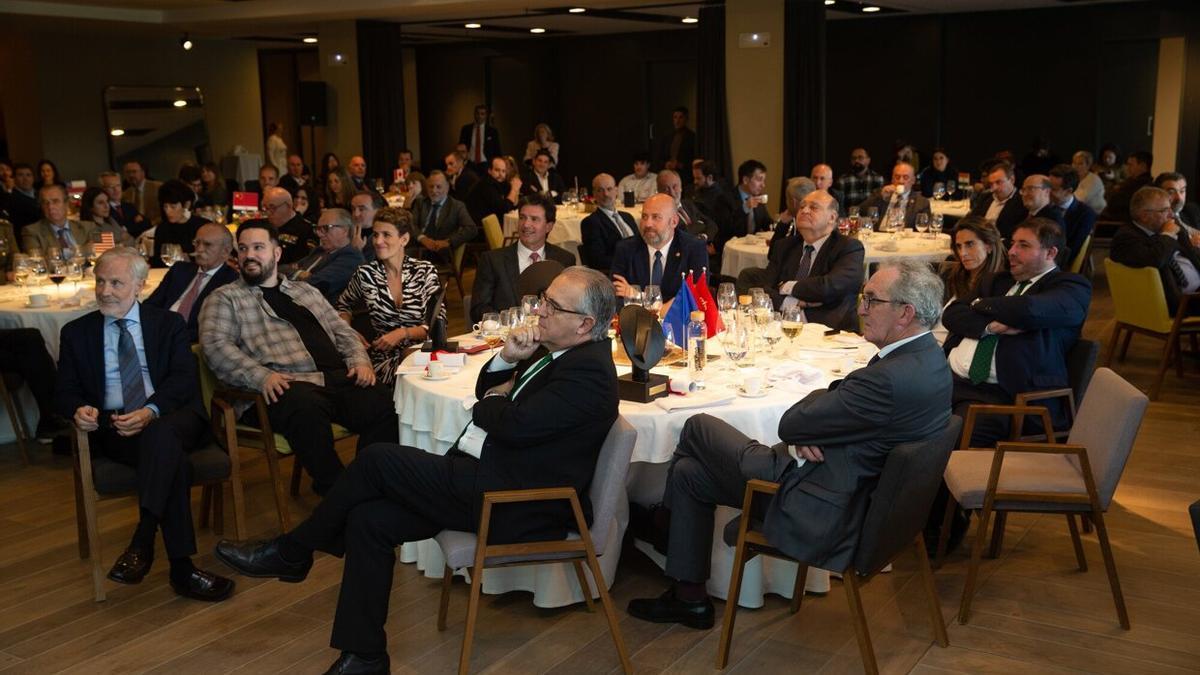 Daniel Valdés, a la izquierda de María Chivite, en la mesa presidencial.