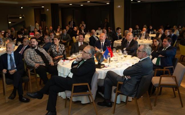 Daniel Valdés, a la izquierda de María Chivite, en la mesa presidencial. Daniel Valdés, a la izquierda de María Chivite, en la mesa presidencial.