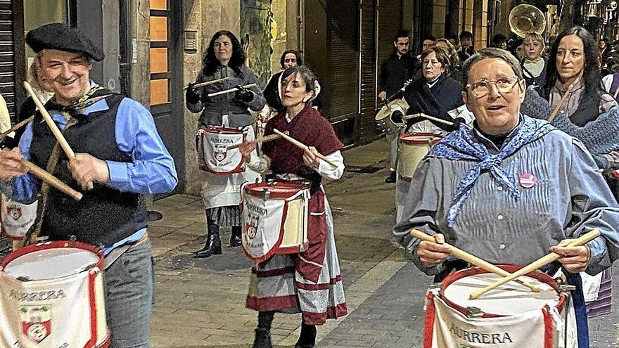 Aurrera elkarteko danborrada alde zaharreko kaleetan.