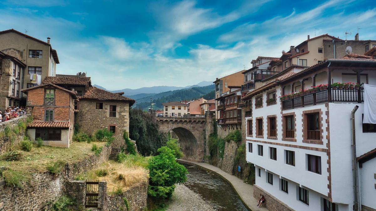 Uno de los varios puentes que cruzan el río en Potes.