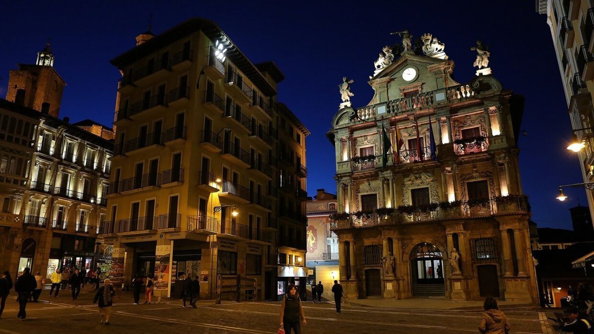 Iluminación de la fachada del Ayuntamiento de Pamplona.