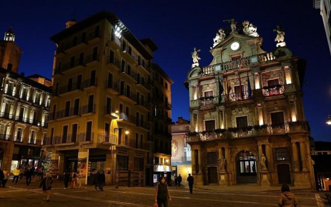 Iluminaci&oacute;n de la fachada del Ayuntamiento de Pamplona.