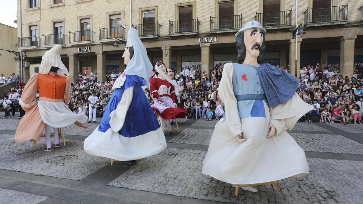 La comparsa de gigantes txiki baila en el Día del Casco Viejo de Pamplona.