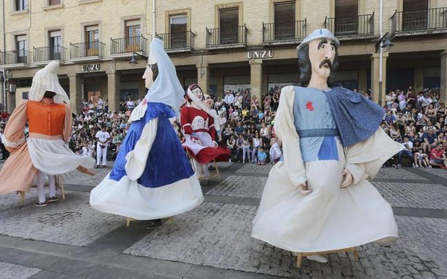 La comparsa de gigantes txiki baila en el Día del Casco Viejo de Pamplona. La comparsa de gigantes txiki baila en el Día del Casco Viejo de Pamplona.