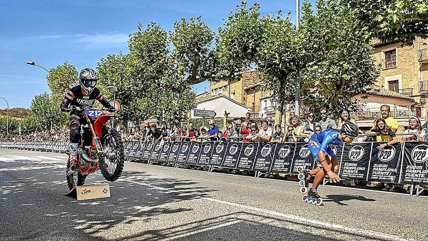 Aitana Peña, en moto, y Luisa González, sobre patines, a punto de comenzar el desafio.