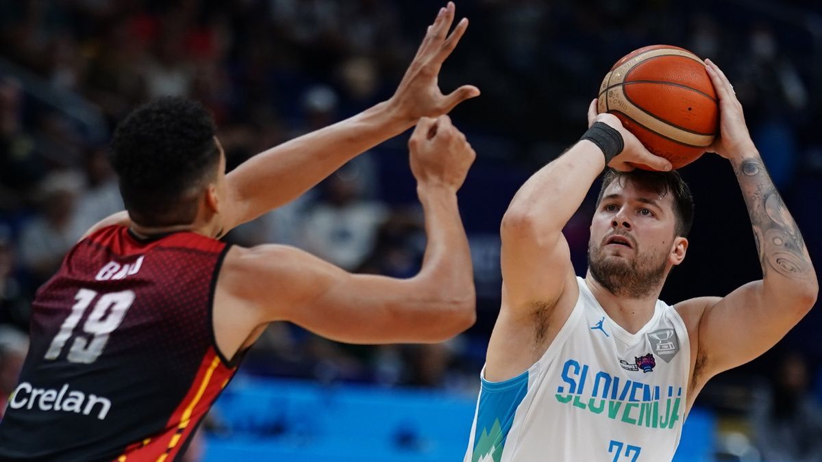 Doncic efectúa un lanzamiento durante el partido.