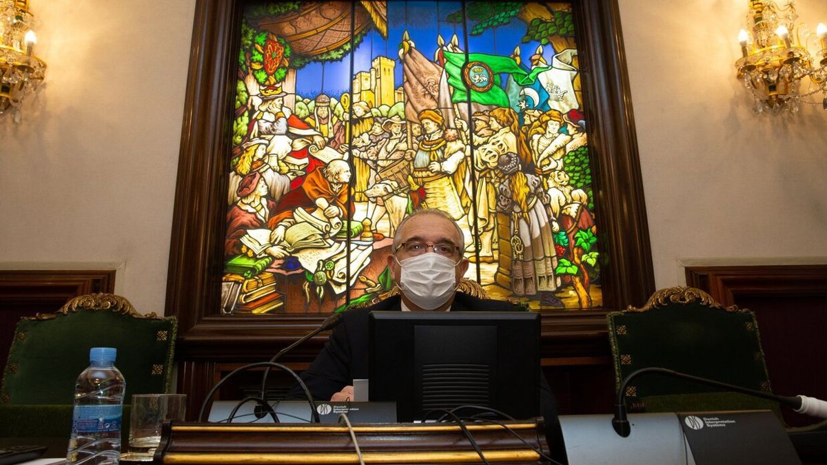 El alcalde Maya, presidiendo un Pleno del Ayuntamiento de Pamplona.