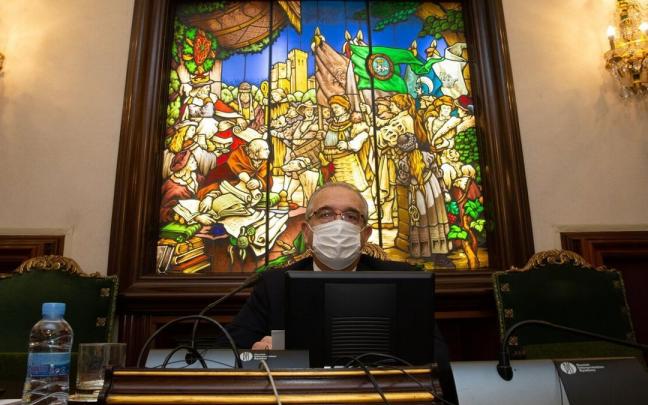 El alcalde Maya, presidiendo un Pleno del Ayuntamiento de Pamplona.