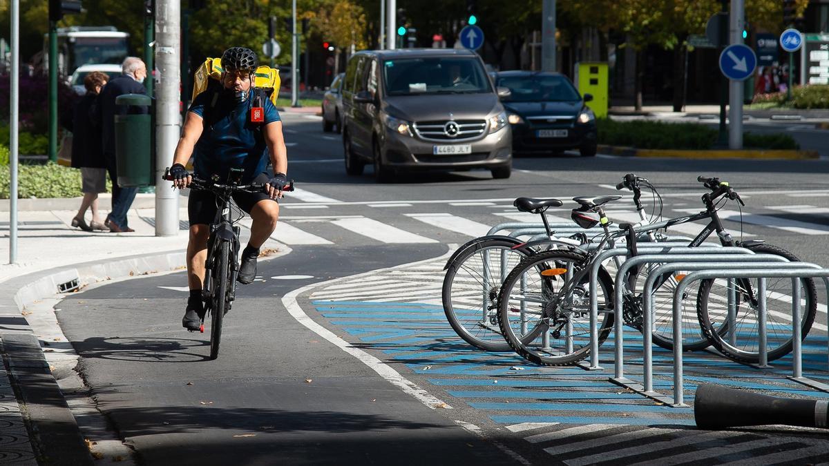 Ciclista circulando por el carril bici del corredor sostenible de Pío XII.