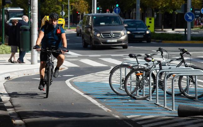 Ciclista circulando por el carril bici del corredor sostenible de Pío XII. Ciclista circulando por el carril bici del corredor sostenible de Pío XII.