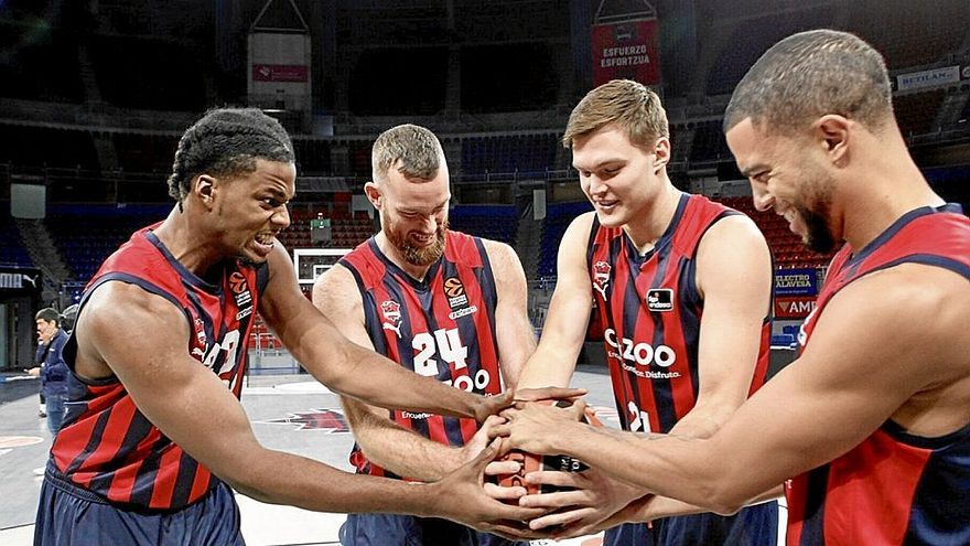 Enoch, Costello, Kotsar y Thompson sujetan el balón. | FOTO: BASKONIA