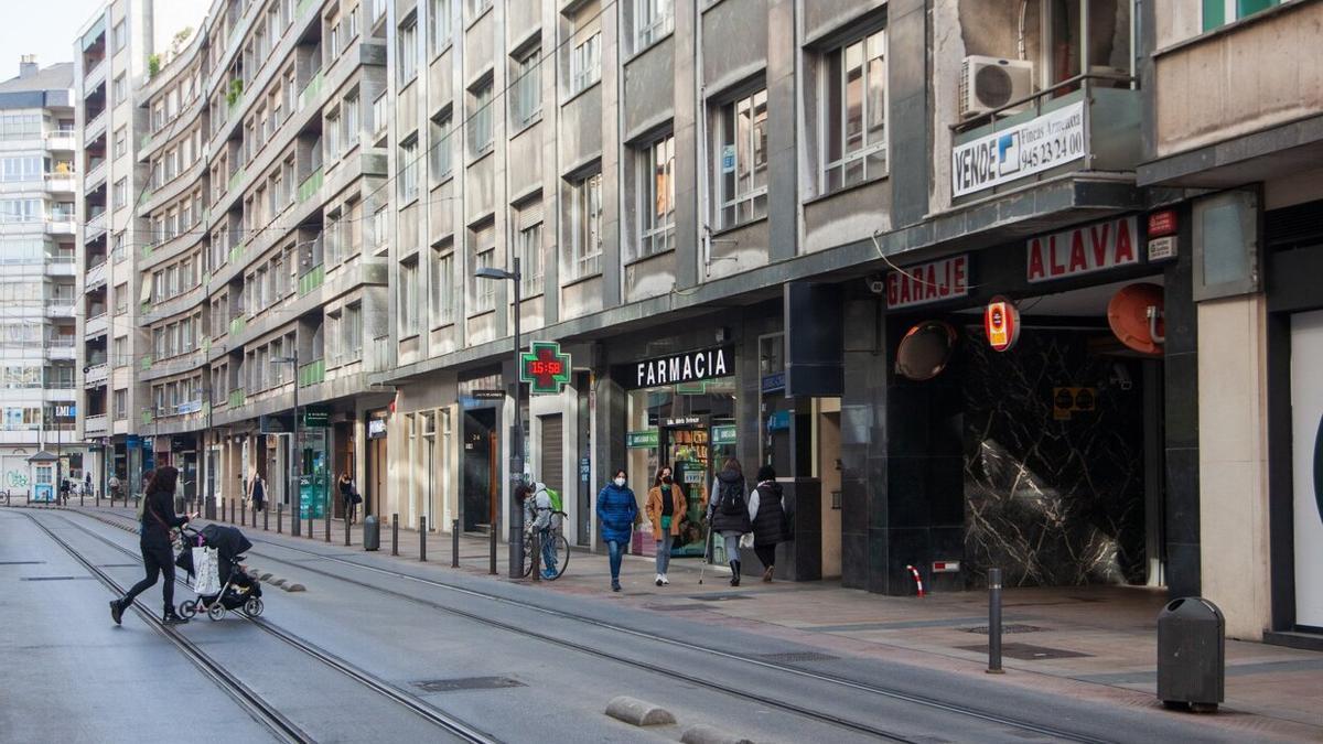 Una de las calles más comerciales de Vitoria, General Álava