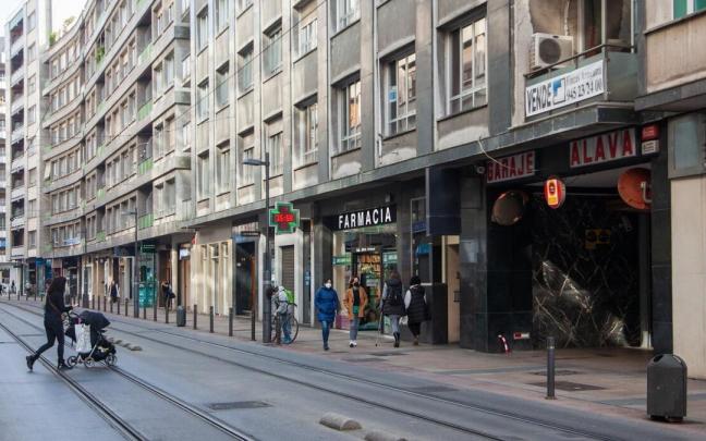 Una de las calles más comerciales de Vitoria, General Álava Una de las calles más comerciales de Vitoria, General Álava