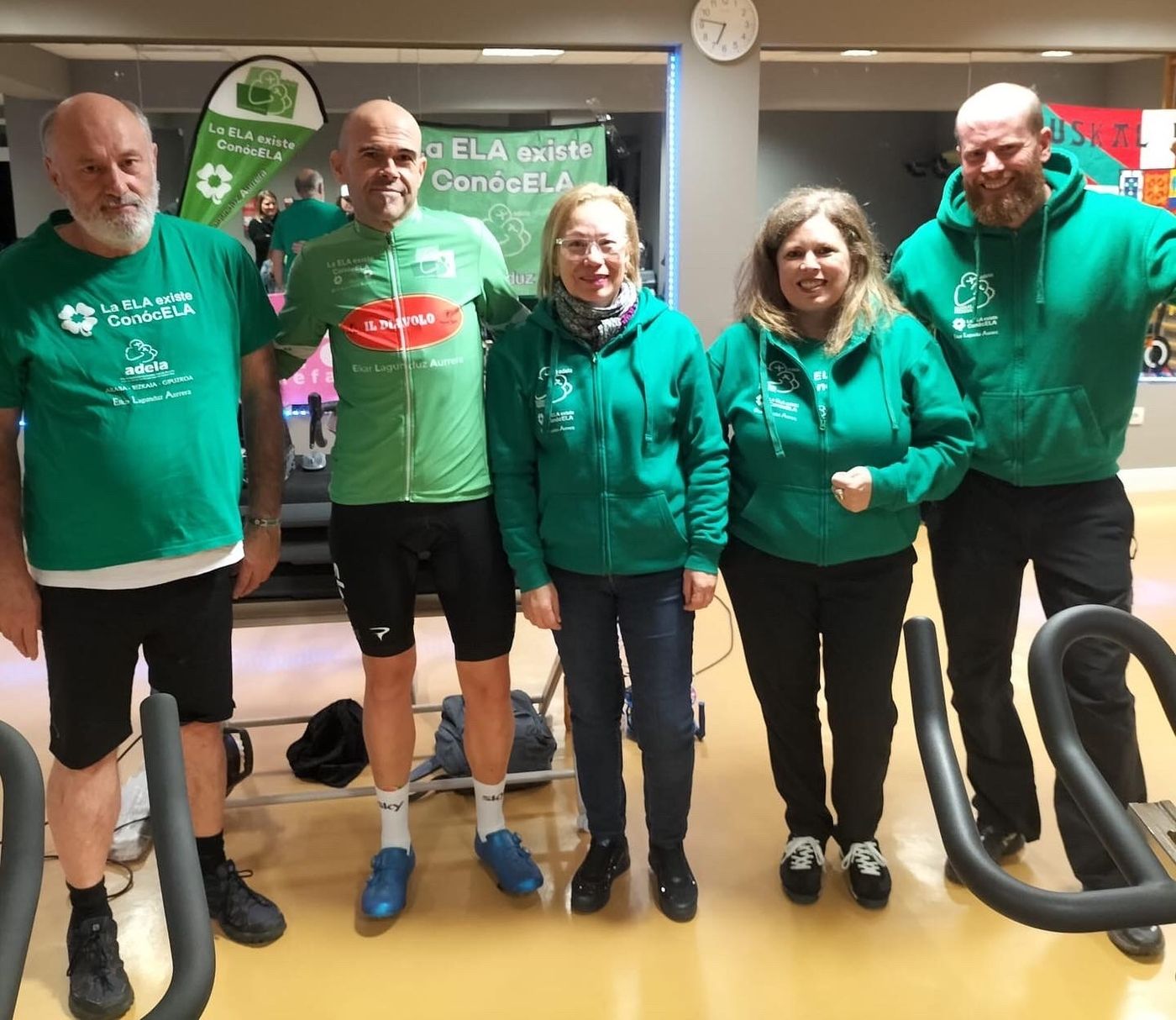 Víctor Telletxea, con representantes de la asociación Adela Bizkaia.