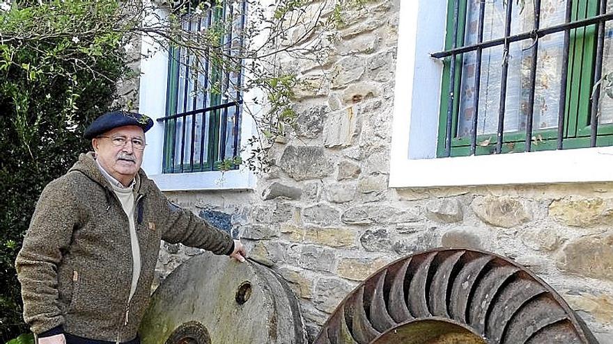 Patxi Larrañaga junto a los restos del molino Osintxu Bolu.