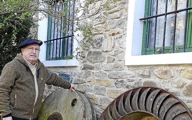 Patxi Larrañaga junto a los restos del molino Osintxu Bolu.