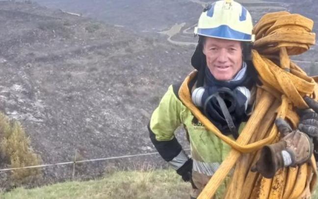 Jos&eacute; Ram&oacute;n Uriarte, bombero vizcaino, y gregario de Indurain, lucha contra las llamas en Navarra.