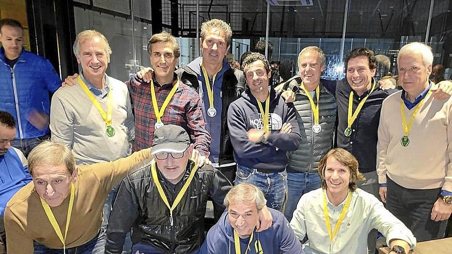 Foto de grupo de los jugadores de pádel que realizaron la gesta en 2013.