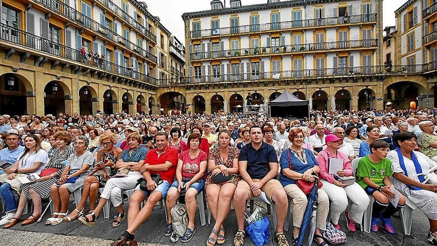 El público volvió a llenar la plaza para asistir al Alarde de Txistularis.