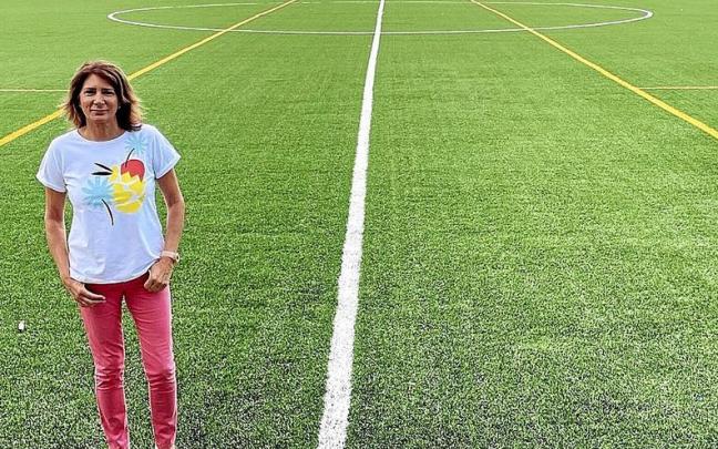 La alcaldesa posa en el renovado campo de fútbol de la localidad.