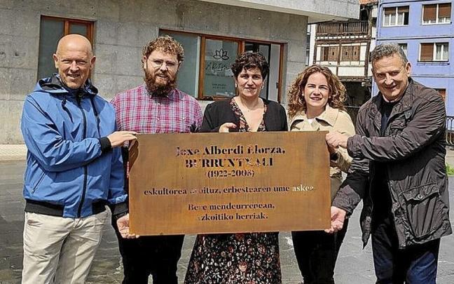 Representantes de Azkoitia Bai, Bildu, PNV y PSE con la placa. | FOTO: N.G. Representantes de Azkoitia Bai, Bildu, PNV y PSE con la placa. | FOTO: N.G.