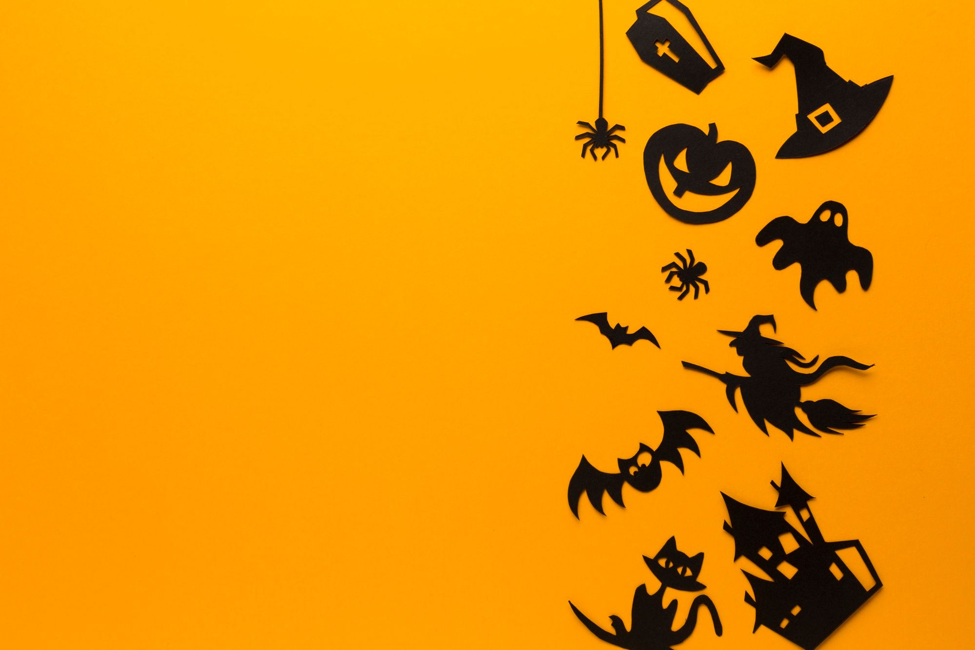 Recortes de cartulina negra con dibujos de Halloween.
