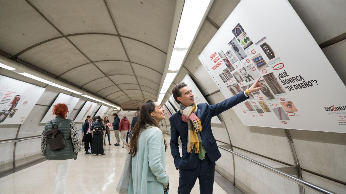 El concejal de Desarrollo Económico, Comercio y Empleo enseñando uno de los paneles de la exposición 'Disoinua'.