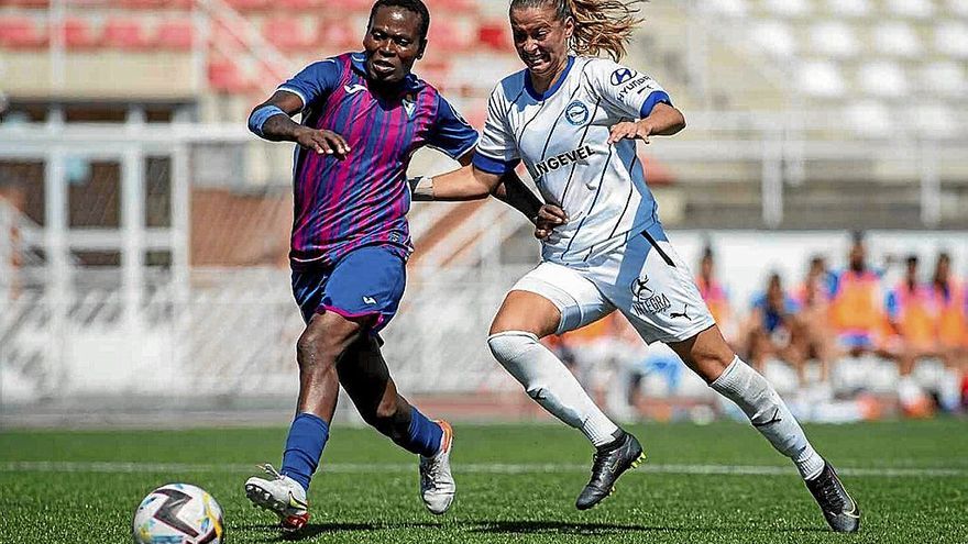 Carla Morera pelea por el esférico con una jugadora del Eibar en el partido celebrado ayer en Elgoibar. | FOTO: EIBAR