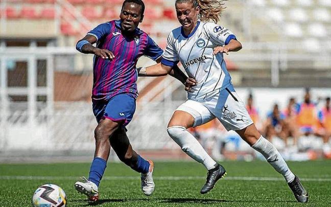 Carla Morera pelea por el esférico con una jugadora del Eibar en el partido celebrado ayer en Elgoibar. | FOTO: EIBAR