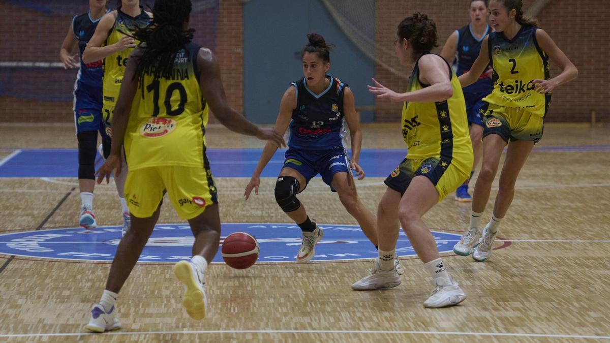 Itziar Arregui conduce un balón en el partido anterior