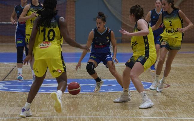 Itziar Arregui conduce un balón en el partido anterior
