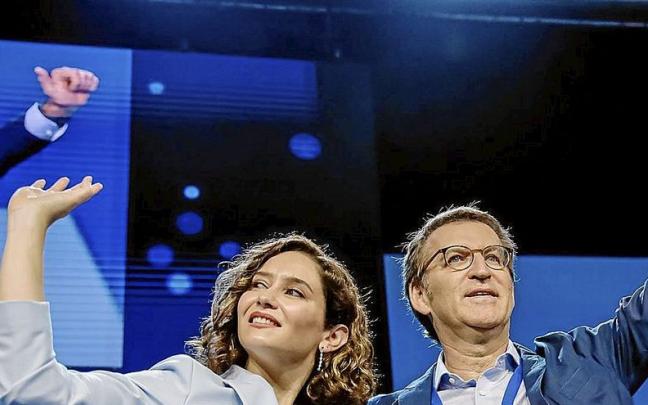 Isabel Díaz Ayuso y Alberto Núñez Feijóo, el 21 de mayo durante el congreso del PP de Madrid. Isabel Díaz Ayuso y Alberto Núñez Feijóo, el 21 de mayo durante el congreso del PP de Madrid.