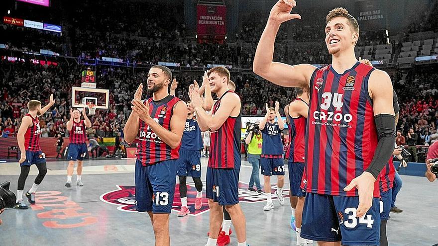 La plantilla azulgrana disfruta de la victoria conseguida ante el Real Madrid en el Buesa Arena, la más celebrada de la primera vuelta de Euroliga.