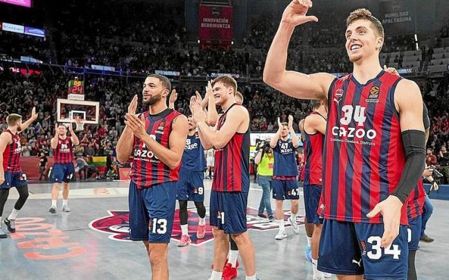La plantilla azulgrana disfruta de la victoria conseguida ante el Real Madrid en el Buesa Arena, la más celebrada de la primera vuelta de Euroliga.